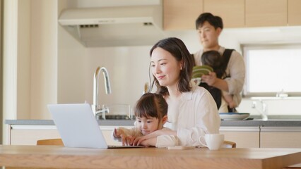 家事と仕事を両立する家族 © folyphoto