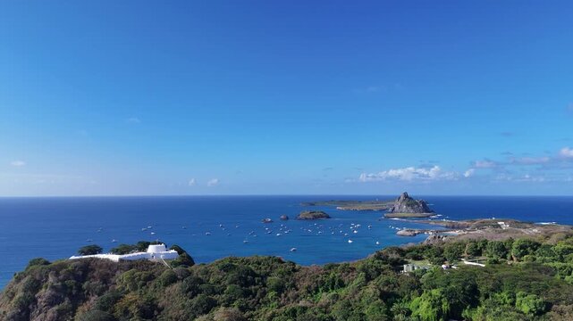 Drone registra a Ba&iacute;a de Santo Ant&ocirc;nio em Fernando de Noronha, ponto de embarque para passeios de barco e mergulhos em &aacute;guas azul-turquesa