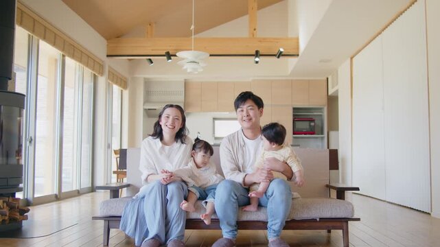 平屋の広いリビングダイニングで寛ぐ4人家族