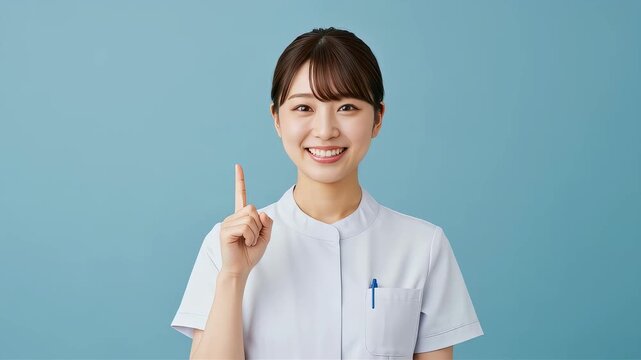 看護師の女性が、人差し指を立ててポイントを強調している