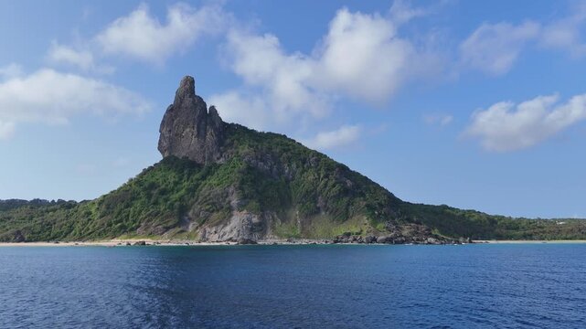 Morro do Pico visto do mar em Fernando de Noronha, rocha imponente que se ergue sobre a costa, destacando a grandiosidade natural e a beleza &uacute;nica da ilha