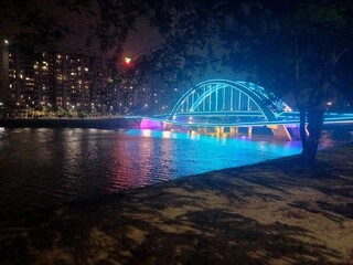 Obraz premium bridge at night with beatuful architecture 