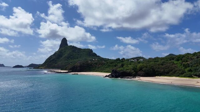 Drone captura a costa de Fernando de Noronha, mostrando praias desertas, vegeta&ccedil;&atilde;o nativa e fal&eacute;sias que se misturam ao mar azul profundo