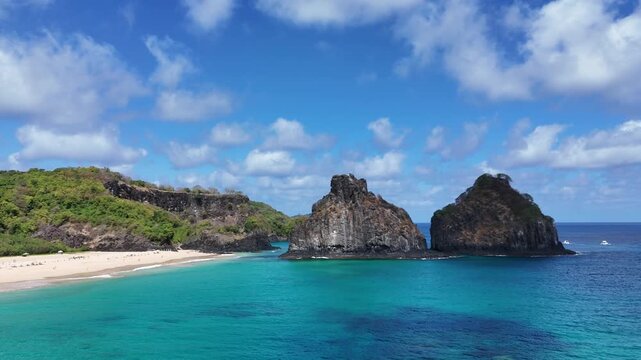 Morro Dois Irm&atilde;os visto de cima em Fernando de Noronha, com destaque para as duas montanhas, &aacute;guas azuis e paisagem natural intocada do arquip&eacute;lago tropical