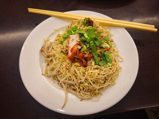 Authentic Kuching Kolo Mee featuring sliced beef, spring onions, and bean sprouts, a well-known Borneo delicacy served dry