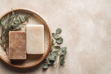 BIO-SEIFENST&Uuml;CKE AUF TONTELLER MIT EUKALYPTUS ZWEIGEN