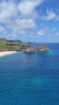O Morro Dois Irm&atilde;os &eacute; um dos &iacute;cones de Fernando de Noronha, duas forma&ccedil;&otilde;es rochosas imponentes cercadas por mar azul e paisagens deslumbrantes