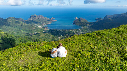 couple sur les hauteurs de la vall&eacute;e de TAIOHAE sUr l'ile de NUKU HIVA dans l'archipel des marquises en polyn&eacute;sie francaise 
