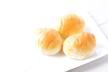 バターロール - 焼きたてで熱々のバターロールが用意された朝食のテーブル
