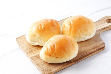 バターロール - 焼きたてで熱々のバターロールが用意された朝食のテーブル
