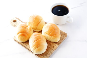 コーヒーとバターロール - 熱々のバターロールと、香りのよいコーヒーが用意された朝食のテーブル
