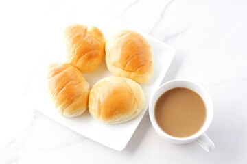コーヒーとバターロール - 熱々のバターロールと、淹れたてのカフェ・オ・レが用意された朝食のテーブル
