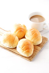 コーヒーとバターロール - 熱々のバターロールと、淹れたてのカフェ・オ・レが用意された朝食のテーブル
