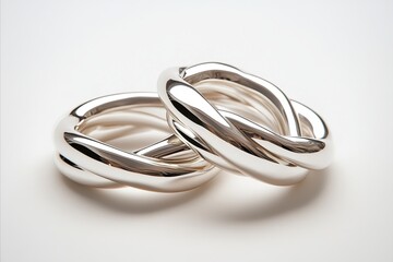 Fototapeta premium Intertwined Silver Rings: A Close-Up View of Elegant, Reflective