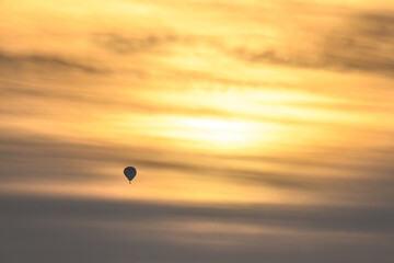 Heißluftbalon im Sonnenuntergang