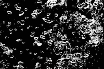 黒の背景に水中に舞い上がるたくさんの気泡.