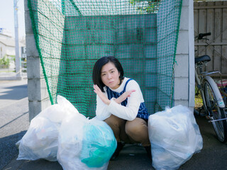 ゴミ捨て場の女性