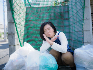 ゴミ捨て場の女性