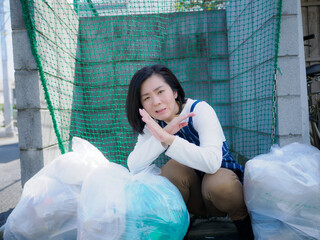 ゴミ捨て場の女性