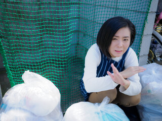 ゴミ捨て場の女性