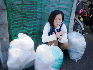 ゴミ捨て場の女性