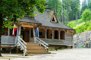 Kaplica, kościół drewniany w górach, Tary w Polsce, Wiktorówki. © Franciszek