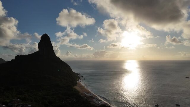Drone 4K registra o p&ocirc;r do sol em Fernando de Noronha, iluminando fal&eacute;sias, praias e o oceano em tons dourados e laranjas