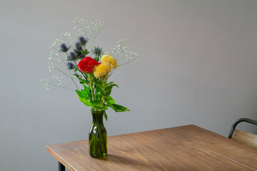 白い部屋に置かれたケイトウとエリンジウムとカスミソウ