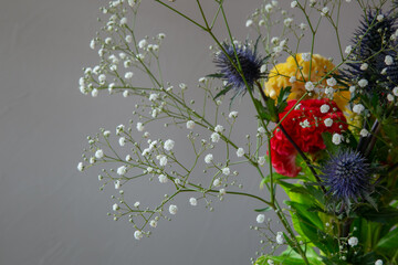 白い部屋に置かれたケイトウとエリンジウムとカスミソウ