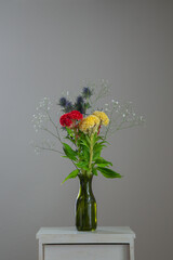 白い部屋に置かれたケイトウとエリンジウムとカスミソウ