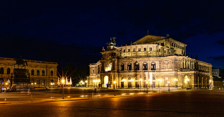 Naklejka premium Semperoper bei Nacht