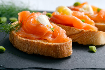 Bruschette con salmone affumicato, stuzzichini europei 