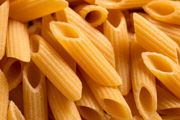 Sfondo di mezze penne rigate, pasta italiana 