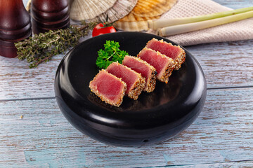 Tuna tataki roasted and raw