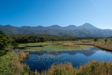 青空に映える山並みと湖の風景