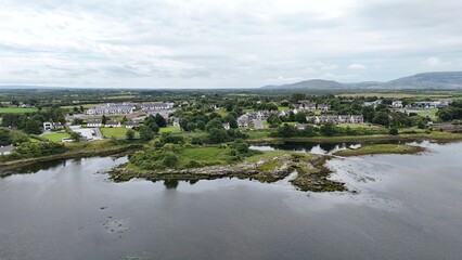 survol du Dungaire Castle en Irlande dans la baie de Kinvara au fond de la baie de Galway