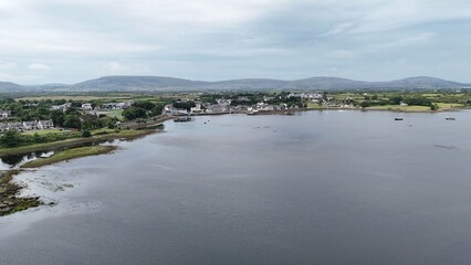 survol du Dungaire Castle en Irlande dans la baie de Kinvara au fond de la baie de Galway