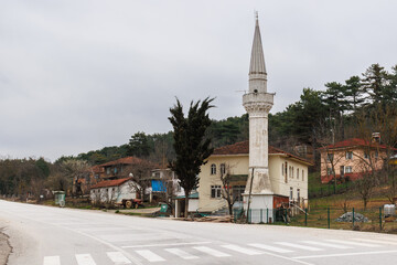 Obraz premium old mosque in a village near the road on a cloudy day