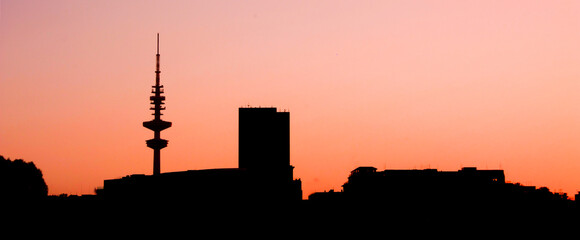 Hamburger Fernsehturm bei Sonnenuntergang