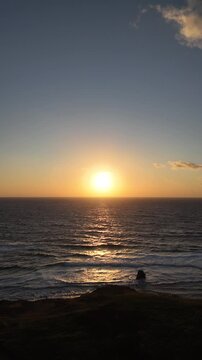 Cenas a&eacute;reas verticais mostram o nascer do sol iluminando o arquip&eacute;lago de Fernando de Noronha, com reflexos intensos sobre o oceano Atl&acirc;ntico.