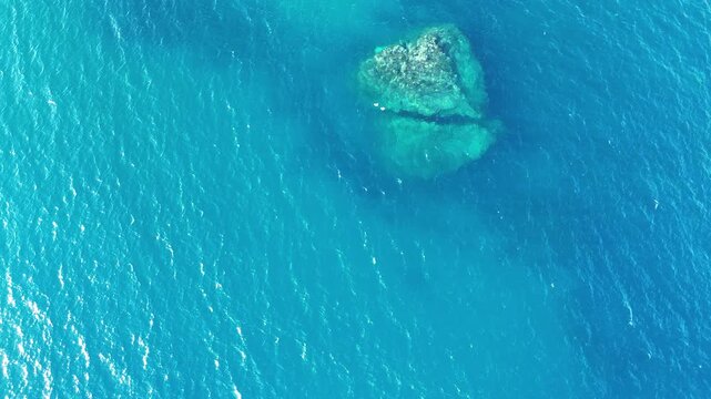 Vista a&eacute;rea destaca a incr&iacute;vel &aacute;gua cristalina de Fernando de Noronha, revelando os tons turquesa do mar que tornam a ilha um verdadeiro para&iacute;so tropical