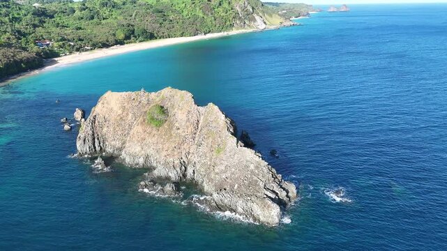 Vis&atilde;o a&eacute;rea da Ilha da Concei&ccedil;&atilde;o em Fernando de Noronha, destacando &aacute;guas cristalinas, vegeta&ccedil;&atilde;o nativa e beleza natural preservada no arquip&eacute;lago