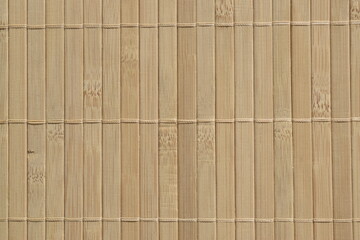 Parede de fundo com tábuas de madeira amareladas feitas de bambu natural. Textura de linhas de madeira