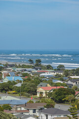 ニュージーランド　ウェスト・コースト地方にあるホキティカ墓地から見える町並みとビーチ