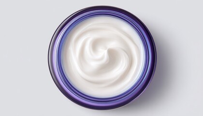 Crema cosmetica bianca in un barattolo viola, texture a vortice, vista dall'alto, prodotto per la cura della pelle.
