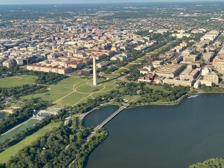 Obraz premium Aerial view of the National Mall in Washington, DC, featuring the Washington Monument, Capitol Building, World War II Memorial, and Reflecting Pool.