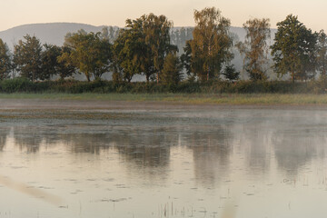 Piękny letni mglisty poranek nad wodą © Elżbieta Kaps