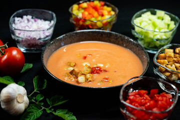 Gazpacho ist eine kalte spanische Tomatensuppe