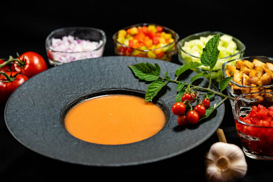 Gazpacho ist eine kalte spanische Tomatensuppe