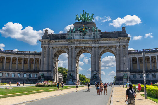 Brussels, Belgium, 08.10.2025, triple triumphal arch with many tourists, in the Cinquantenaire Park many people are milling around and admiring the quadriga riding high above, sunny day in Brussel